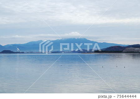 中海の岸から眺める大山の上空に大山を模写した形の雲が掛かっている風景 … 島根県 安来市(曇り) 中海の岸から眺める大山の上空に大山を模写した形の雲が掛かっている風景 … 島根県 安来市(曇り) 75644444