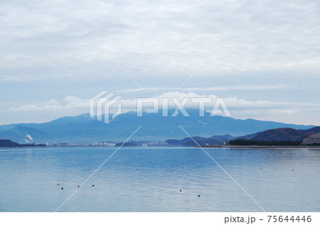 中海の岸から眺める大山の上空に大山を模写した形の雲が掛かっている風景 … 島根県 安来市（曇り） 75644446