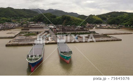 雨上がりの安芸津大之木ダイモの岸壁を空撮の写真素材