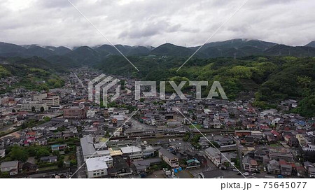 雨上がりの安芸津町の街並みを空撮 75645077