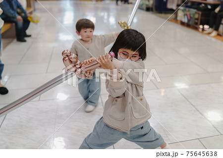 デパートの通路で遊ぶ子供のイメージ 75645638