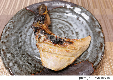 家庭的で素朴な自宅調理の「ブリのカマ焼き」 75646540