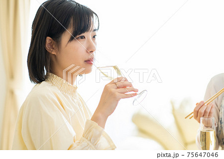 スパークリングワインを嗜む若い女性 75647046
