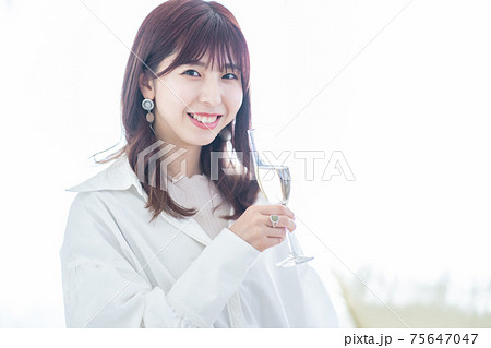 スパークリングワインを嗜む若い女性 スパークリングワインを嗜む若い女性 75647047