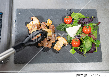 サイコロステーキサラダと盛り合わせ 75647089