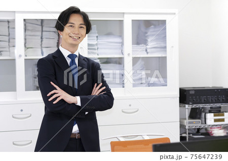 ビジネスマン オフィス ビジネスマン オフィス 75647239