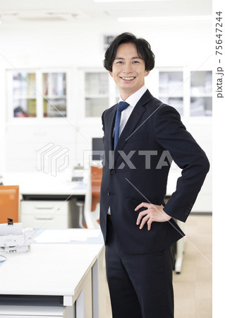 ビジネスマン オフィス ビジネスマン オフィス 75647244