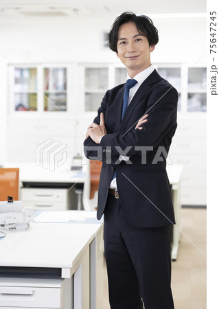 ビジネスマン オフィス ビジネスマン オフィス 75647245