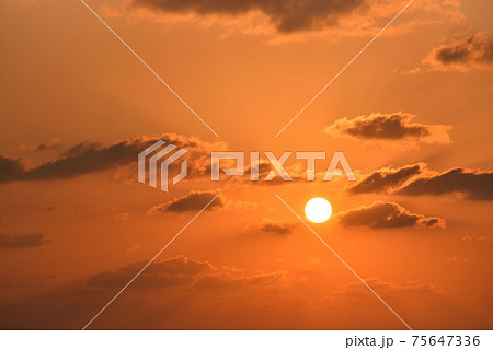 沖縄 那覇空港沖の夕景 75647336