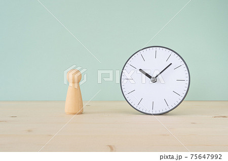 寿命｜人の形をした木のオブジェと卓上時計 75647992
