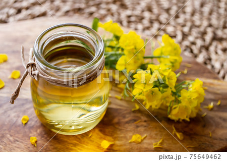 菜種油と菜の花 食用油のイメージ素材 菜種油と菜の花 食用油のイメージ素材 75649462