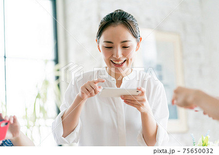 料理写真を撮る女子 75650032