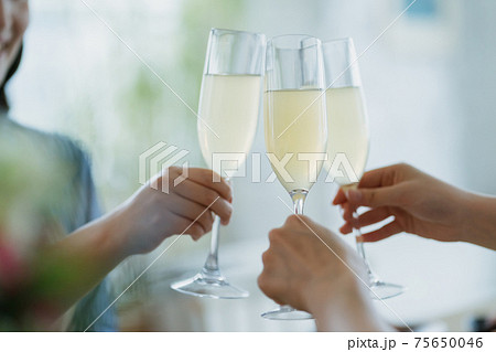 ワインで乾杯 75650046