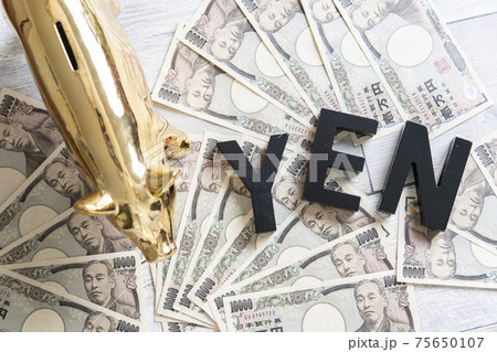 日本の一万円札と、豚の貯金箱 75650107