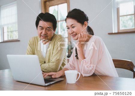 60代夫婦とパソコン 75650120