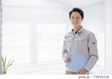 作業服を着ている男性のポートレート（バスルーム） 75650226