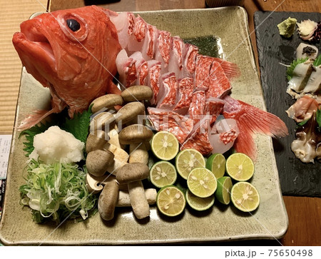 今から炭焼きにする一匹まるごとの魚とキノコと酢橘と薬味の写真素材