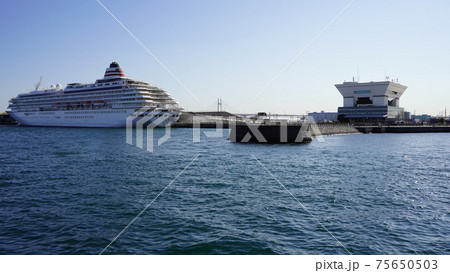 横浜港、象の鼻パークと飛鳥II 75650503