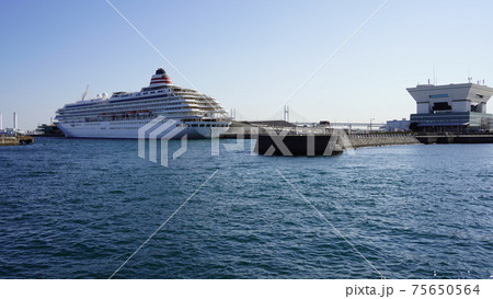 横浜港、象の鼻パークと飛鳥II 75650564