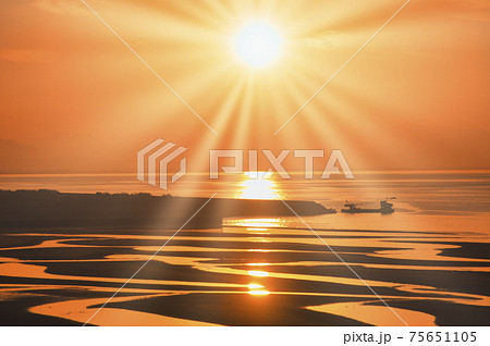 大分・真玉海岸の干潟に沈む夕日 大分・真玉海岸の干潟に沈む夕日 75651105