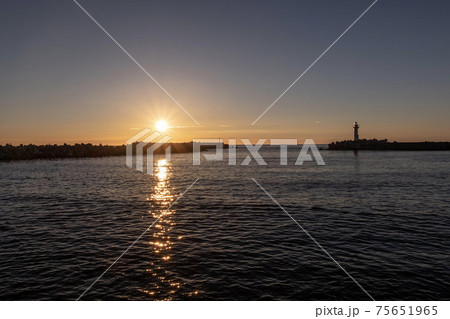漁港の日の出風景 75651965