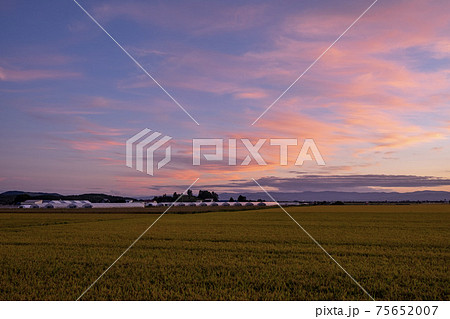 秋の田舎の夕景 75652007
