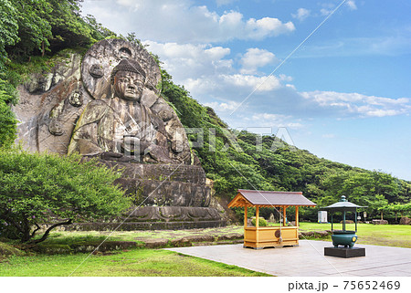 [千葉・鋸山] 鋸山の乾坤山日本寺に立つ国内最大の摩崖仏の薬師瑠璃光如来の大仏のサイドアングル撮影。 75652469