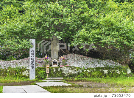 [千葉・鋸山] 鋸山の乾坤山日本寺にあるお願い地蔵尊の彫刻とお守りの山。 75652470