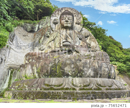 [千葉・鋸山] 鋸山の乾坤山日本寺に立つ国内最大の摩崖仏の薬師瑠璃光如来の大仏。 75652471