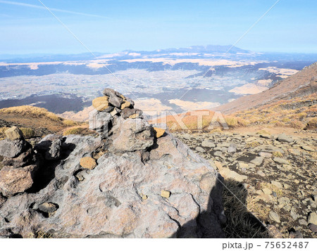 阿蘇中岳から高岳に向かう途中から見た阿蘇谷と九重連山 阿蘇中岳から高岳に向かう途中から見た阿蘇谷と九重連山 75652487