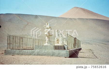 ベゼクリク石窟の駐車場近くにある「西遊記の像」（新疆ウイグル自治区トルファン 東部／中華人民共和国） 75652616