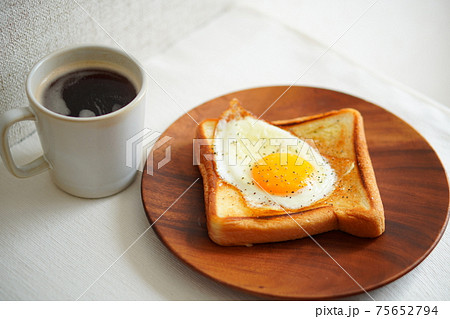 ホットコーヒーと目玉焼きトースト 75652794