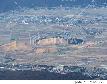 阿蘇中岳から高岳に向かう稜線から本塚・灰塚・北塚と阿蘇市農村公園あぴか 75653275