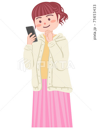 スマホでテレビ電話をしている女性 75653433