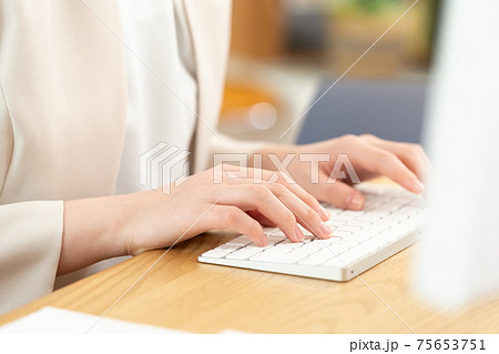 パソコン操作をする若い女性の手元 パソコン操作をする若い女性の手元 75653751
