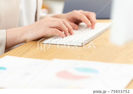 パソコン操作をする若い女性の手元 パソコン操作をする若い女性の手元 75653752