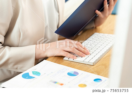 パソコン操作をする若い女性の手元 パソコン操作をする若い女性の手元 75653755