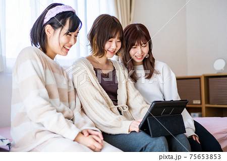 動画配信サービスを見る若い女性 動画配信サービスを見る若い女性 75653853