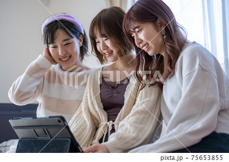 動画配信サービスを見る若い女性 75653855
