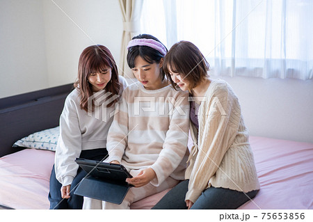 動画配信サービスを見る若い女性 75653856