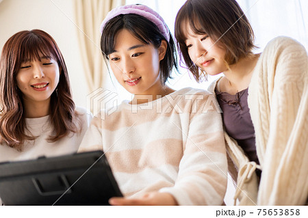 動画配信サービスを見る若い女性 動画配信サービスを見る若い女性 75653858