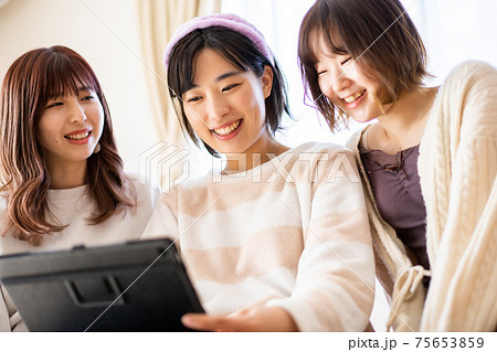 動画配信サービスを見る若い女性 75653859