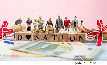 みんなで寄付をして弱い人を助ける（助け合い） 75653865