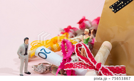 お金持ちの男性が若い愛人に貢ぐ（お金の関係） 75653867