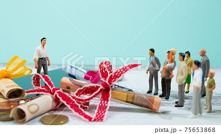 たくさんの人から資金援助と応援を受けるサラリーマン企業家 75653868