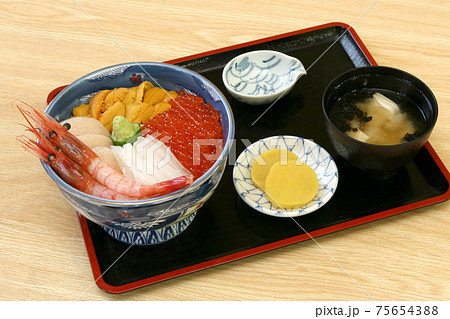 海鮮丼 五色丼 うに えび いくら ほたて いか 海鮮丼 五色丼 うに えび いくら ほたて いか 75654388