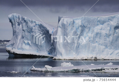 南極の氷山の写真素材