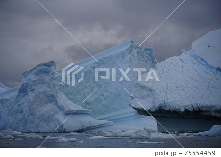 南極の氷山 75654459