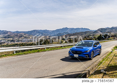 田舎の道路に停まる青い自動車。和歌山県紀の川フルーツラインにて 田舎の道路に停まる青い自動車。和歌山県紀の川フルーツラインにて 75654567
