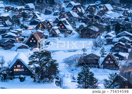 《岐阜県》積雪の白川郷・夜の合掌造り集落 75654598